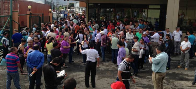Long Lines At Registro Nacional For Plate Changeover