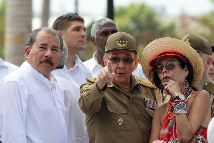 Daniel Ortega (left) and his wife, Rosario Murillo, with Raul Castro a couple of years back. Photo LA PRENSA/EFE