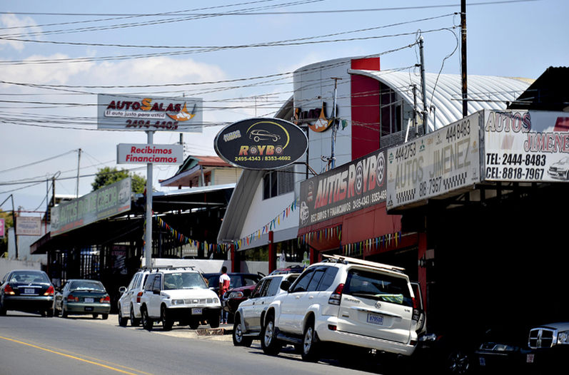  The main drag into Grecia from the Interamericana Norte (Ruta 1) is home to at least 53 used car dealers. To diversify its offer, many became autoboutiques or are converted into a detailing workshp. They also offer financing to attract customers but are finding ever more difficult to compete with new car offers. Photo Melissa Fernandez, La Nacion