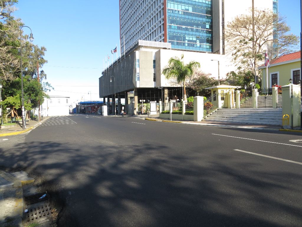 Avenida 7 in front of the INS building, the national insurance headquarters, is normally teeming with cars and pedestrians at this hour.