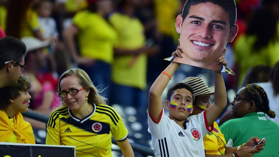 A supporter of Colombia holds a picture of player James Rodriguez as he waits for the start of the Copa America Centenario football tournament match against Costa Rica in Houston, Texas, United States, on June 11, 2016. / AFP / ALFREDO ESTRELLA