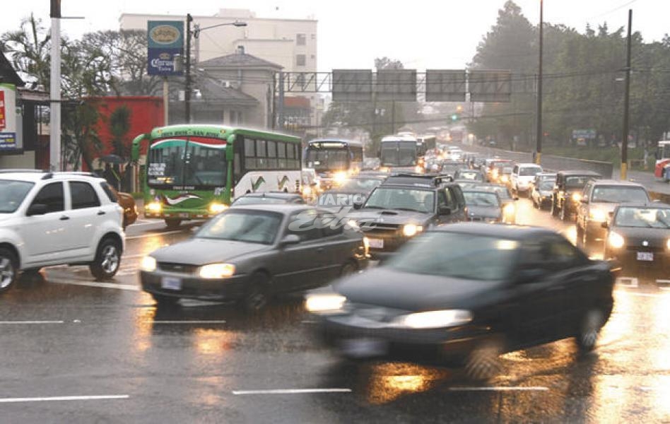 San Jose traffic during downpours (and even without). Photo from Diario Extra.