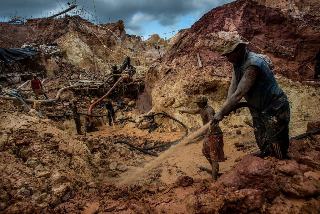 Carlos Raphael, right, and his crew in July, mining for gold at the Cuatro Muertos, or Four Dead Men, an illegal mine near Las Claritas, Venezuela, that is 15 stories deep. Meridith Kohut for The New York Times