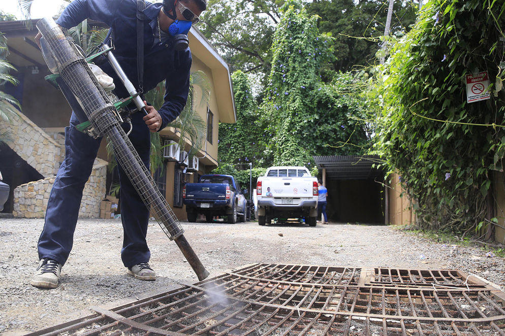 Fumigating has been an effective way to combat Dengue, Zika and Chikungunya in Costa Rica. The Ministry of Health says it has dealt with more than 2.1 million breeding sites. Photo RAFAEL PACHECO, La Nacion