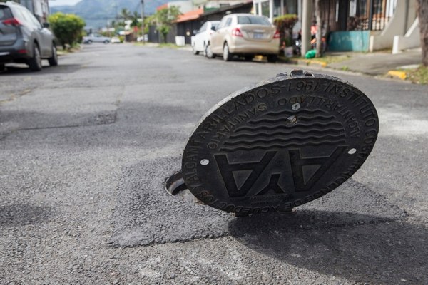 AyA Using New Material And Design To Reduce Theft of Manhole Covers