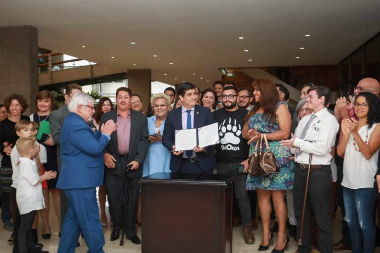President Signs Decrees To Guarantee The Rights of LGTBI People in Costa Rica