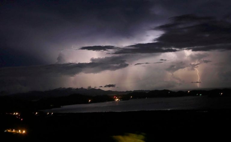 Couple struck and killed by lightning while watching the sunset in Puntarenas