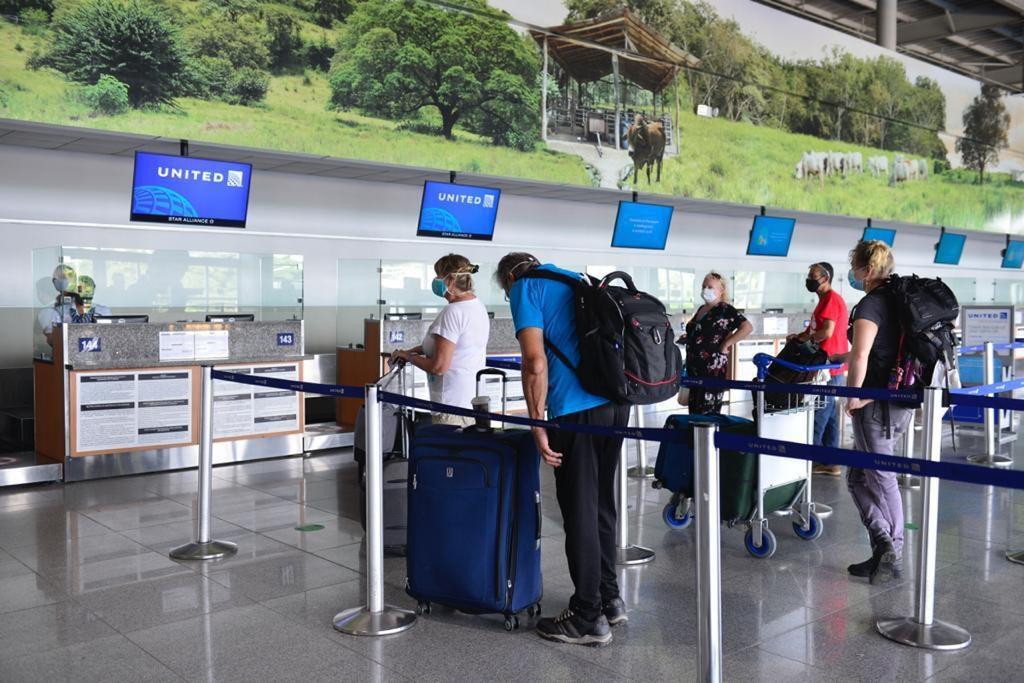 Photo of Cerca de 500.000 turistas llegaron a Costa Rica por vía aérea en el primer semestre de 2021