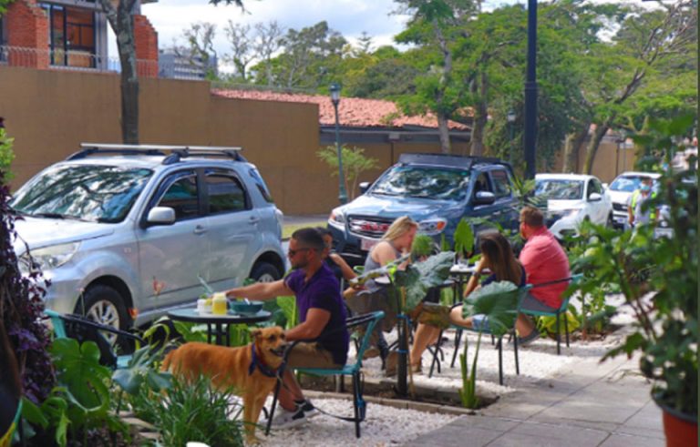 San José municipal police ordered the removal of outdoor tables