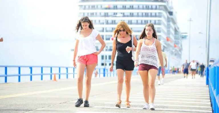 Puntarenas receives two cruise ships with more than 1,300 tourists