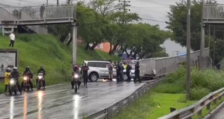 Pedestrian bridge falls on Circunvalación due to impact of crane